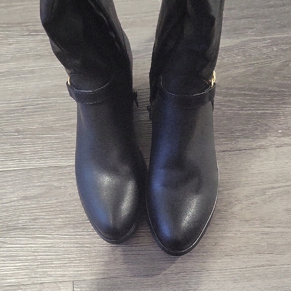 Elegant Black Leather Knee-High Boots with Gold Chain - Picture 4 of 6